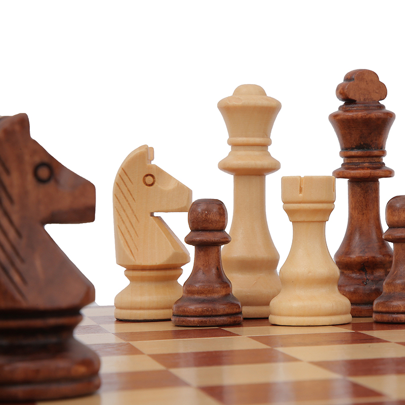Juego de ajedrez de madera de  - Magnetic Travel Chess reseña y precio